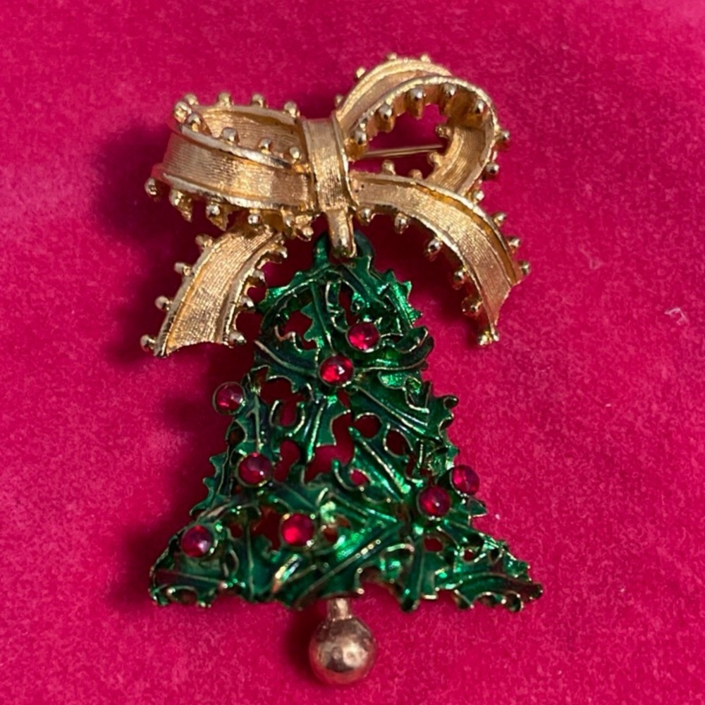 Mylu holly & berries Christmas dangling bell vintage figural brooch